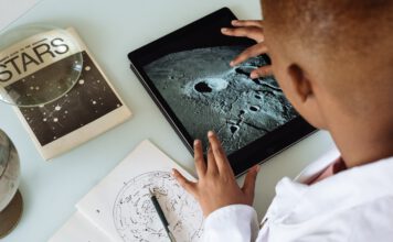V kuchyni se do tabletu ani mobilu nedívá. Děti od obrazovek utrhne jasný plán